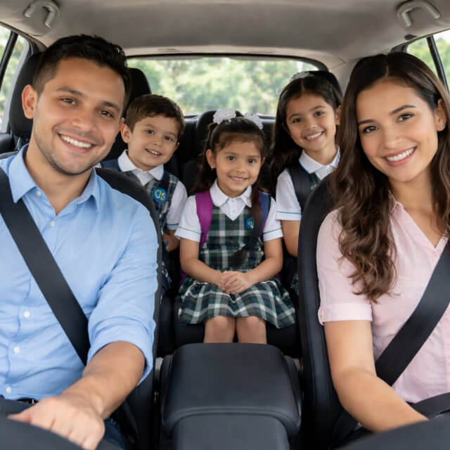 Familia relajada y feliz por la tarde